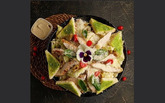 سالاد سزار با مرغ گریل